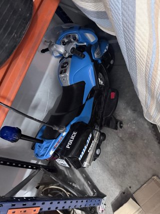 Patinete 3 ruedas y moto de bateria todo el lote