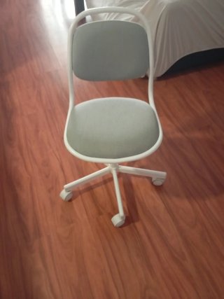 Silla de escritorio Ikea gris y blanca