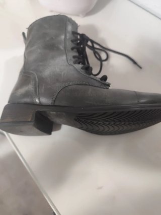 Botas militares grises con cordones