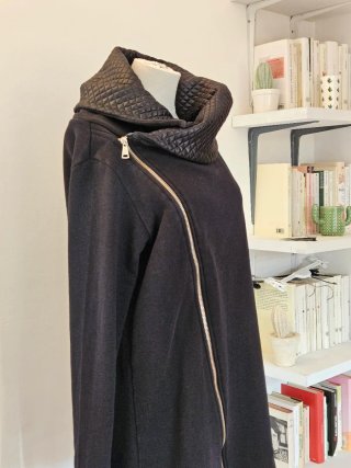 Felpa nera lunga con zip asimmetrica