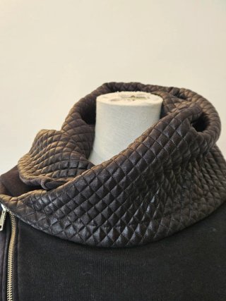 Felpa nera lunga con zip asimmetrica