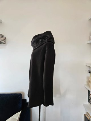Felpa nera lunga con zip asimmetrica
