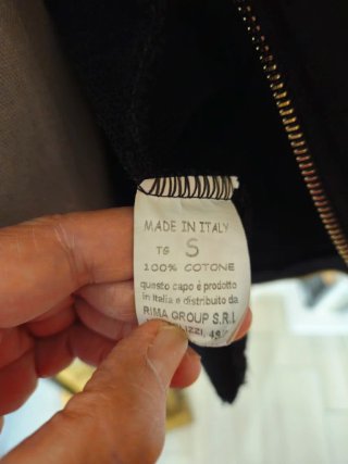 Felpa nera lunga con zip asimmetrica