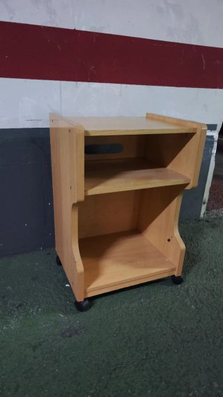 Pequeño mueble TV o mesa auxiliar