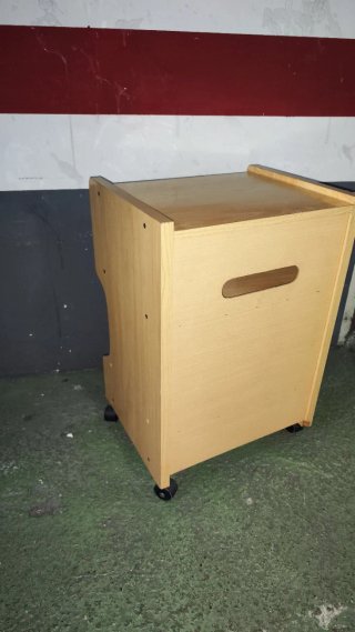 Pequeño mueble TV o mesa auxiliar