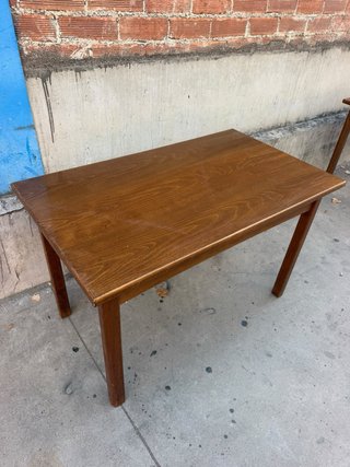 Mesa de madera marrón