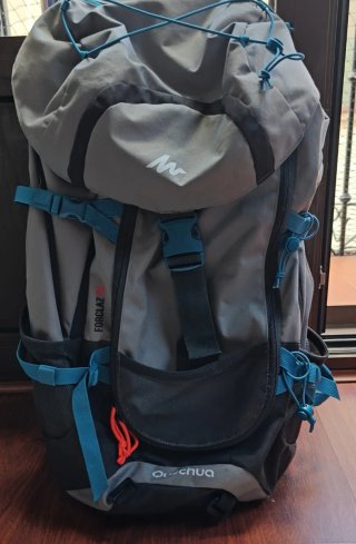 Mochila Trekking 50L Quechua Gris y Azul