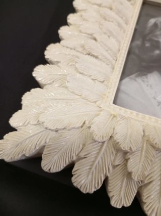 Marco de fotos blanco con plumas