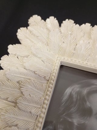 Marco de fotos blanco con plumas
