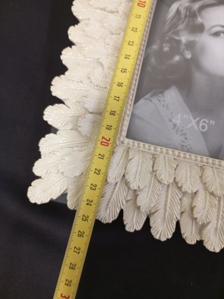 Marco de fotos blanco con plumas