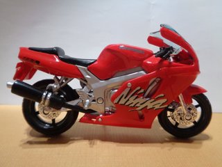 Kawasaki Ninja ZX-7R 1/18