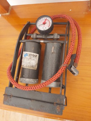Bomba de pie Crivit doble cilindro manómetro