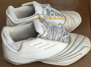 Scarpe Adidas bianche e grigie