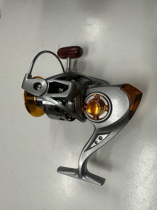Carrete de pesca plateado y dorado