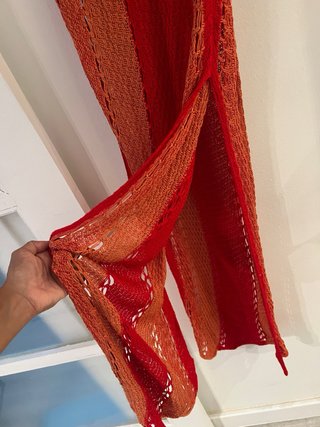 Ropa de punto naranja y roja