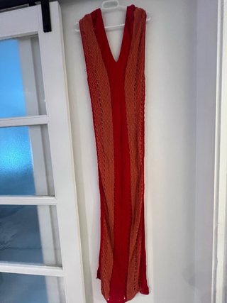 Ropa de punto naranja y roja