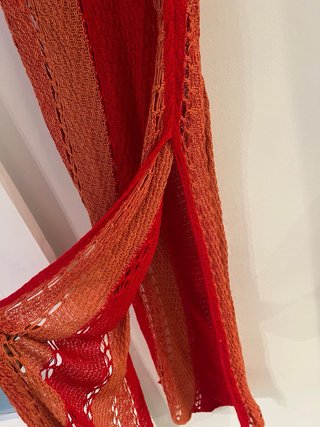 Ropa de punto naranja y roja