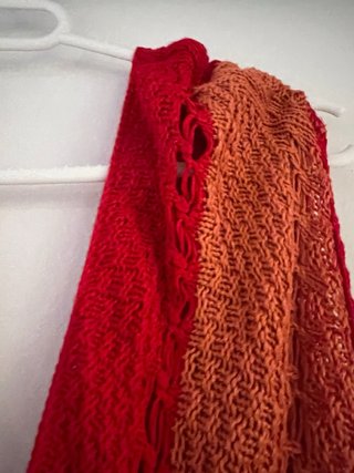 Ropa de punto naranja y roja