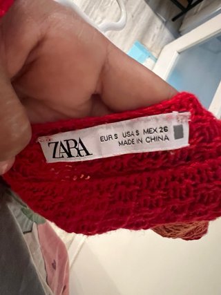 Ropa de punto naranja y roja