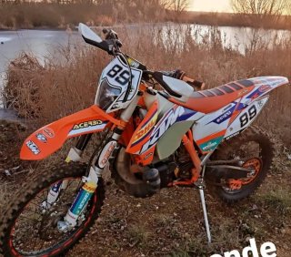 KTM Enduro Moto Naranja y Blanca