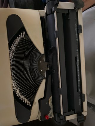Máquina de escribir Olivetti Lettera 12