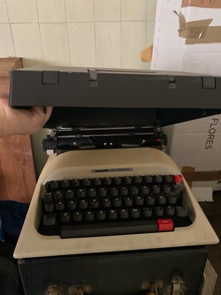 Máquina de escribir Olivetti Lettera 12