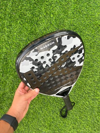 Pala de Pádel KOMBAT Magnum (Carbono 18K Rugoso)