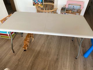 Mesa plegable beige de plástico