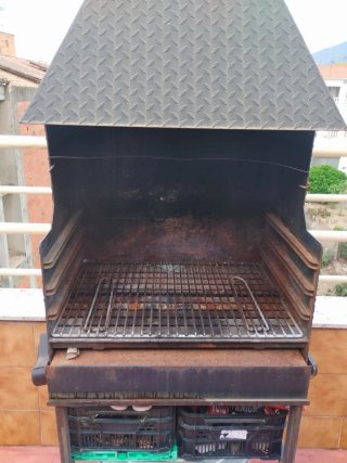 Barbacoa de hierro con chimenea