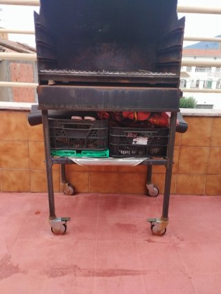 Barbacoa de hierro con chimenea