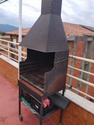 Barbacoa de hierro con chimenea