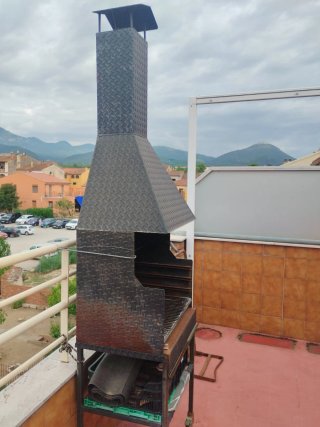 Barbacoa de hierro con chimenea