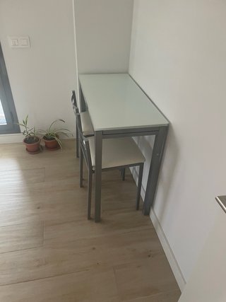 Mesa de cocina extensible metal y vidrio con silla