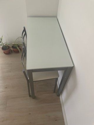 Mesa de cocina extensible metal y vidrio con silla