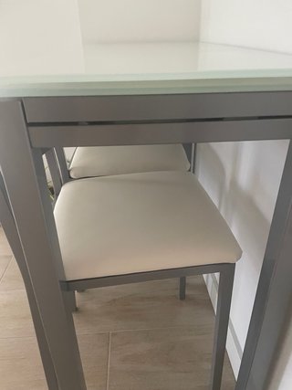 Mesa de cocina extensible metal y vidrio con silla