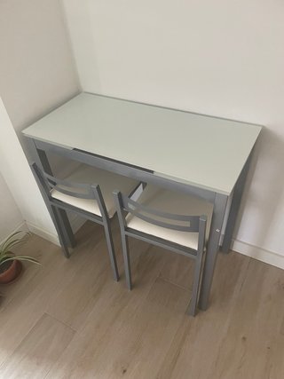 Mesa de cocina extensible metal y vidrio con silla