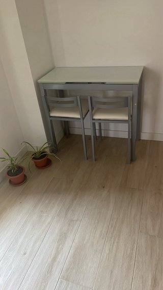 Mesa de cocina extensible metal y vidrio con silla