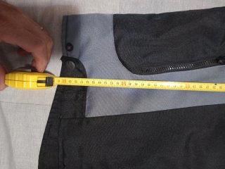Chaqueta de moto negra y gris talla XL.