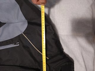 Chaqueta de moto negra y gris talla XL.