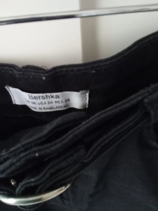 Minifalda vaquera Bershka negra con cinturón