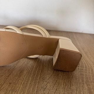 Sandalias beige tacón