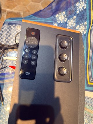 Altavoz Edifier con Mando