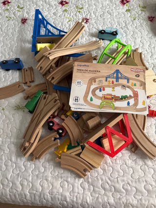 Tren de madera con accesorios