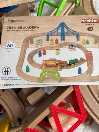 Tren de madera con accesorios