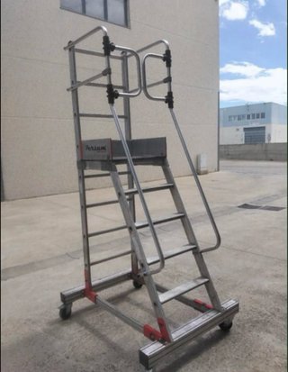 Escalera industrial con plataforma y ruedas