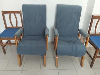 2 Sillones de madera y tela azul