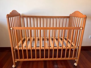 Cuna de madera para bebé