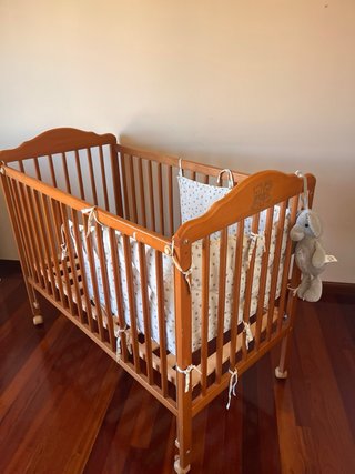 Cuna de madera para bebé