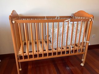 Cuna de madera para bebé