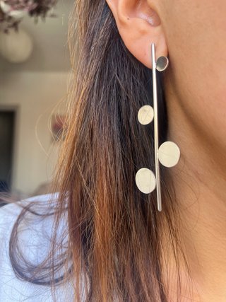 Pendientes largos plateados con círculos